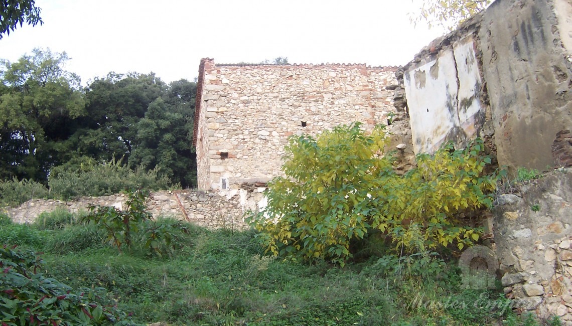 Lateral de la casa con anexos