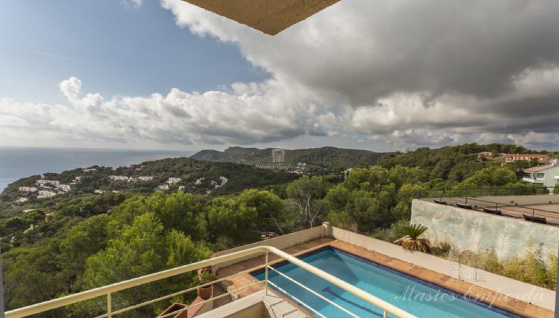 Espectaculares vistas del mar y calas de Aigua Gélida desde la terraza de la planta dos de la casa.  