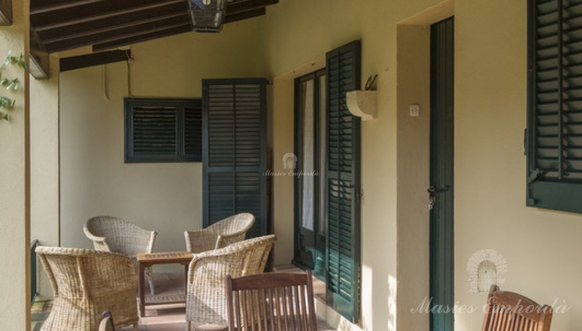 Terraza porchada de uno de los apartamentos 