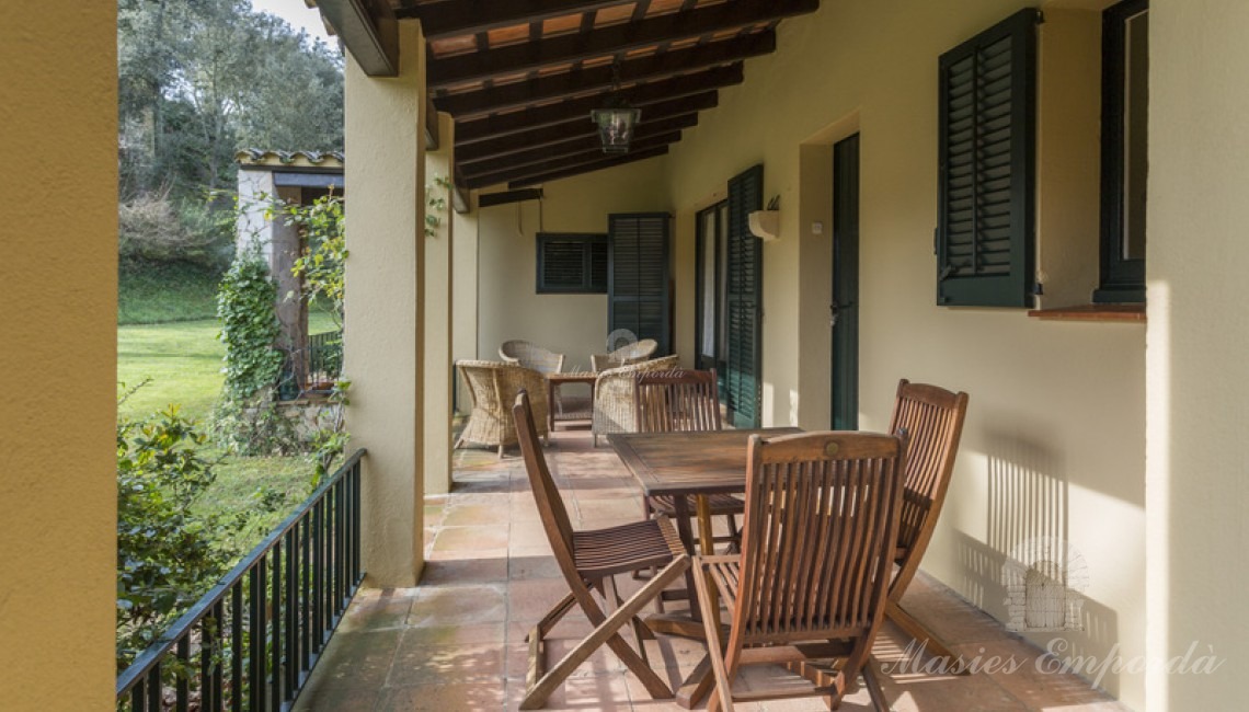 Terraza porchada de uno de los apartamentos 