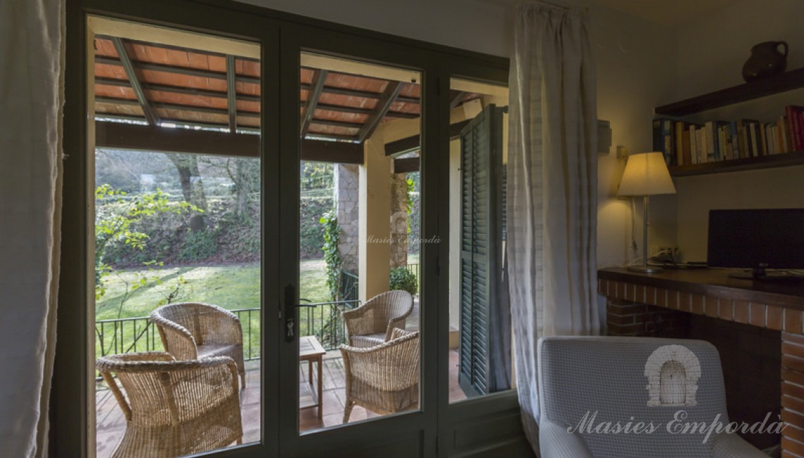 Salón con vistas al jardín de uno de los apartamentos 