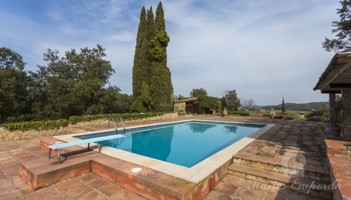 Zona de piscina con vistas a los campos y bosque de la propiedad