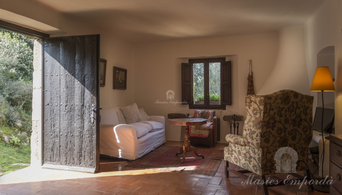 Detalle de unos de los salones de las habitaciones de la masía con salida directa al jardín 