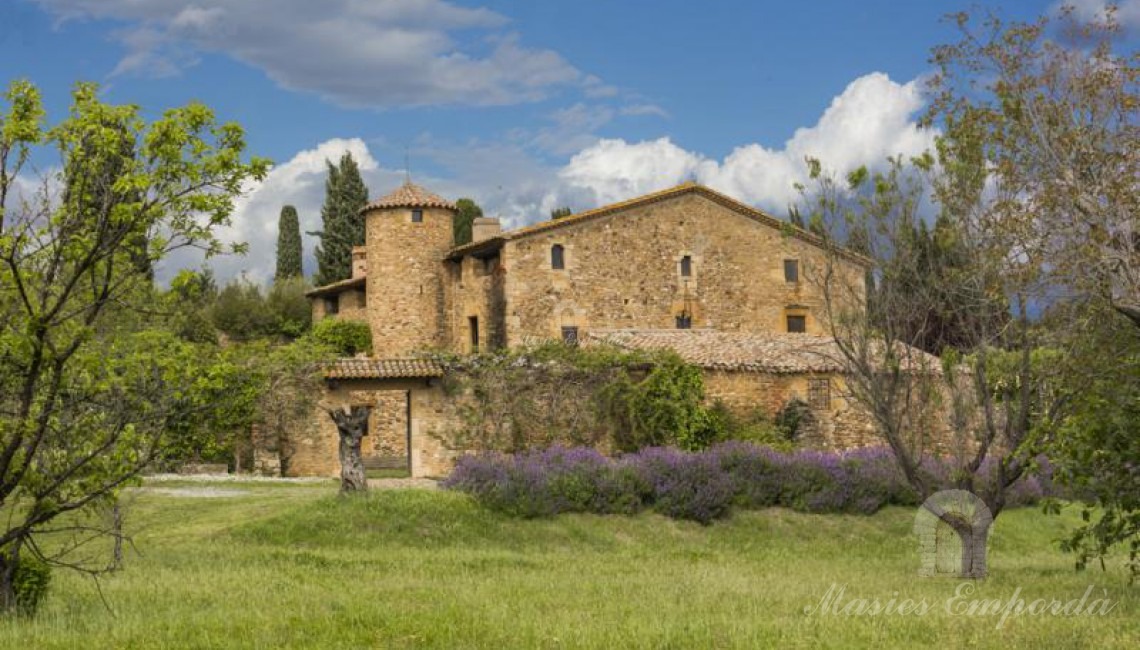 Vista del conjunto arquitectónico de la masía y sus construcciones anexas en el Baix Empordà