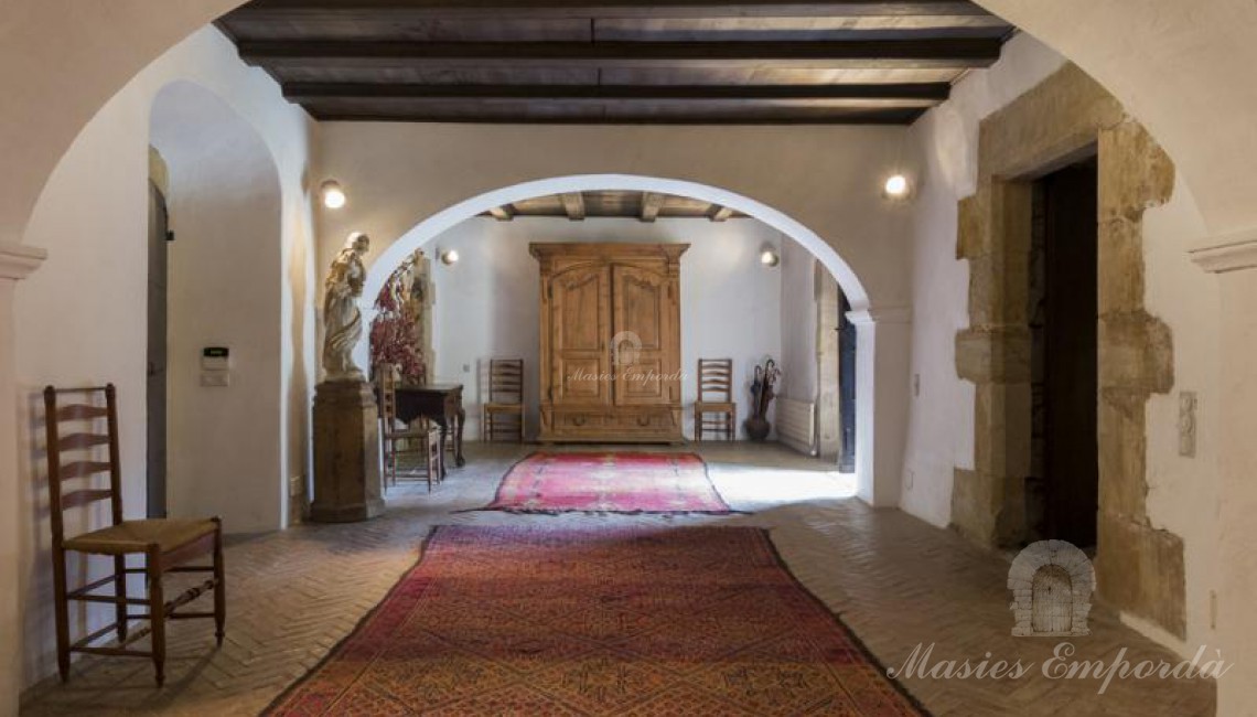  Hall de entrada a la masía donde se muestra su amplitud y magnifico diseño