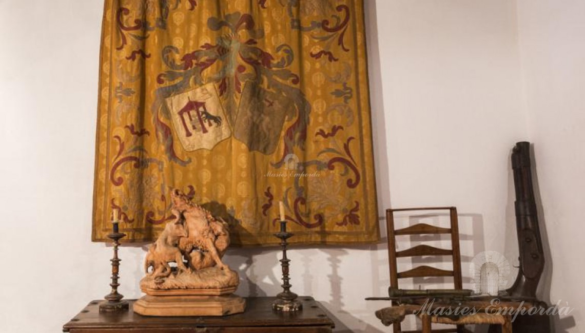 Detalle del tapiz con el antiguo escudo de armas familiar