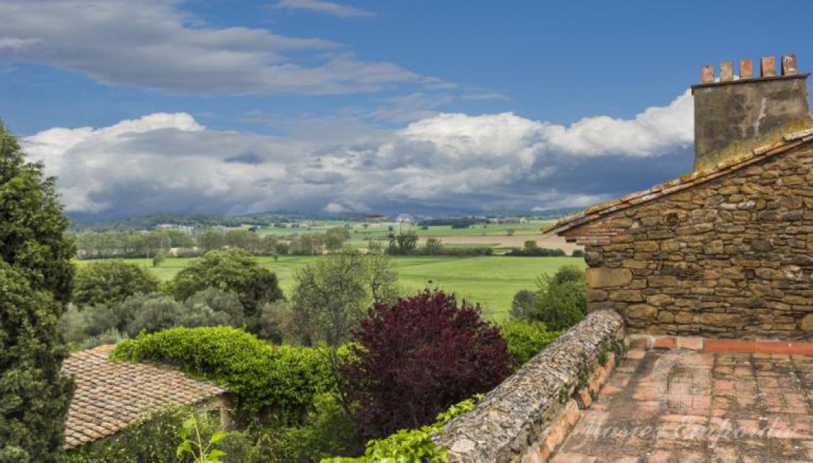 Vista de parte de los campos de la propiedad con nubes típicas de Baix Empordà a finales del verano mediterráneo 