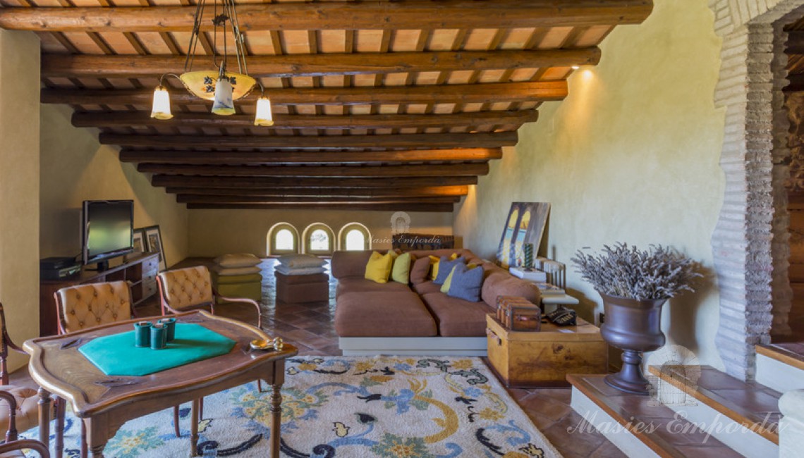 Salón de la buhardilla de la casa con salida a la terraza y acceso a l resto de estancia 