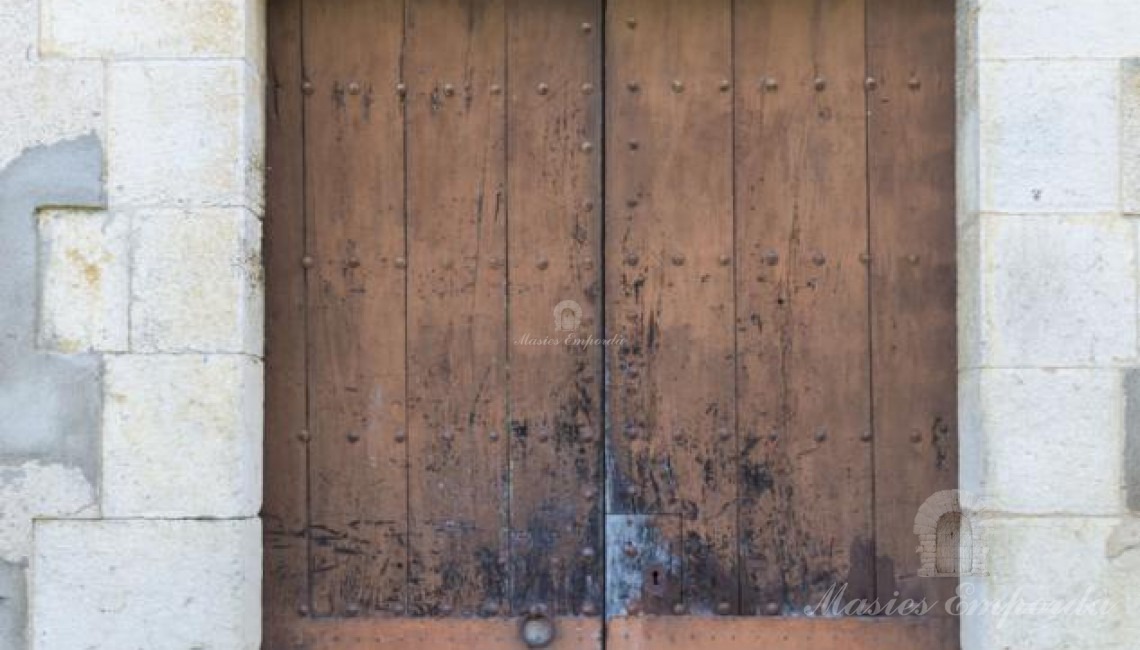 Portón de madera de la fachada de acceso a la casa 