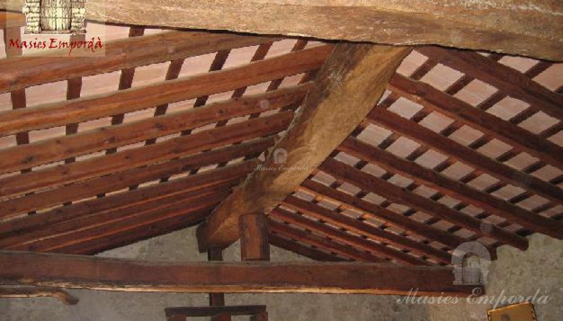 Detalle de la cubierta de la tercera planta con vigas vista de madera y cubierta a dos aguas