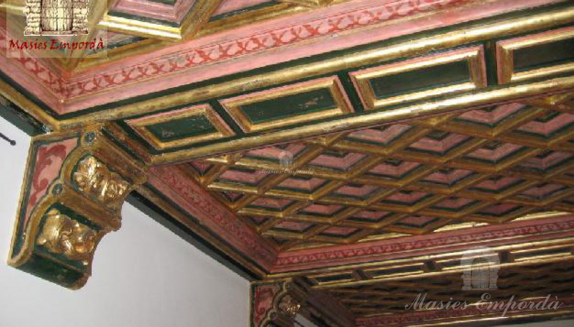 Artesonados policromados de los techos del salón principal del castillo