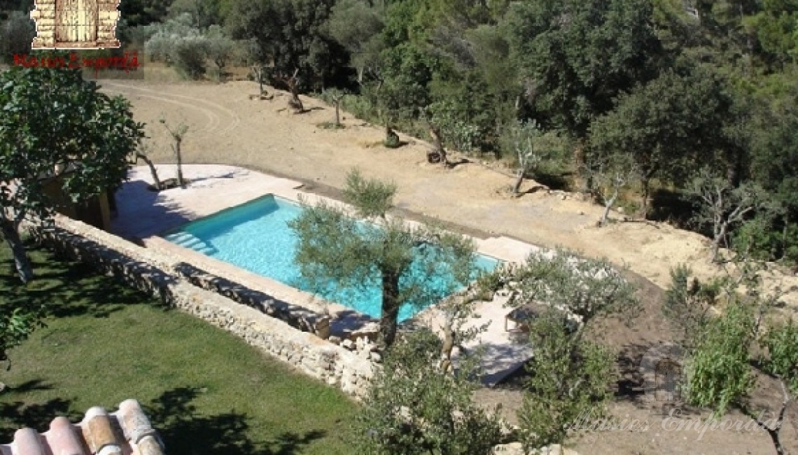 Vista del jardín y la piscina de la propiedad