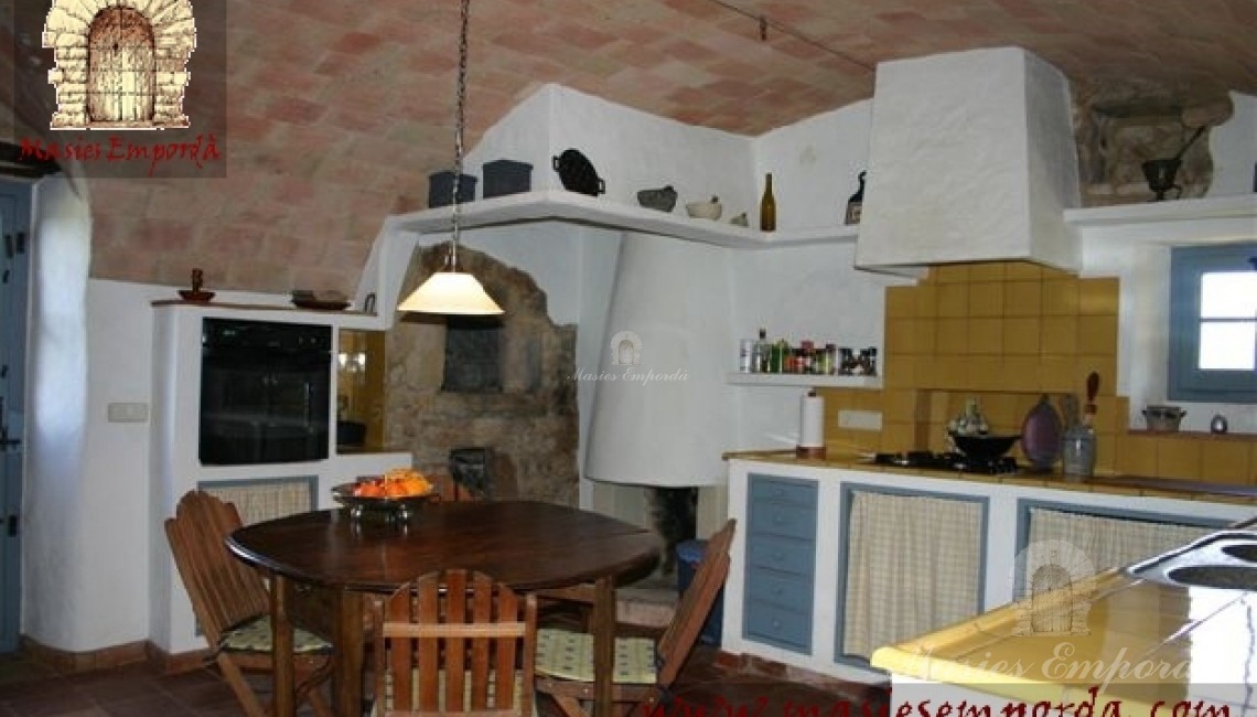 Cocina con techo abovedado con salida directa al jardín y a comedor parchado de verano 