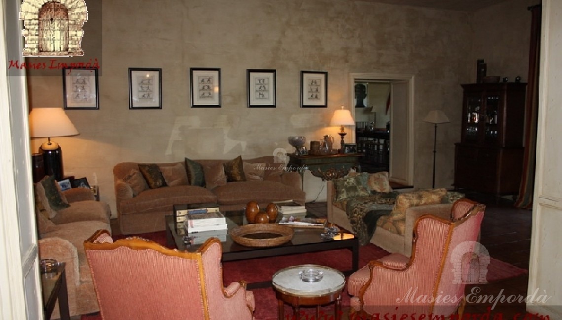 Salón principal de la casa donde se aprecian el conjunto de los sofás que la decoran 