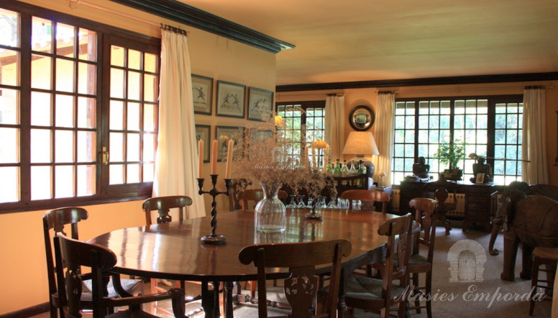 Comedor principal de la casa con visitas al jardín 