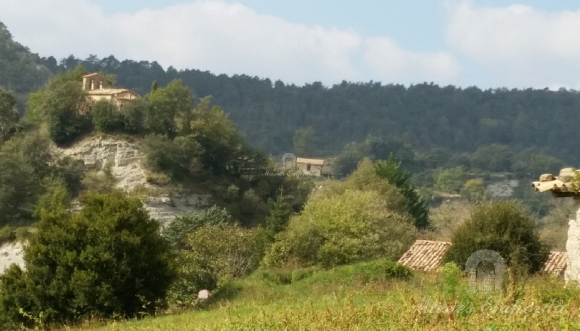 Vista de la ermita de la propiedad ubicada en una colina cercana a la masía
