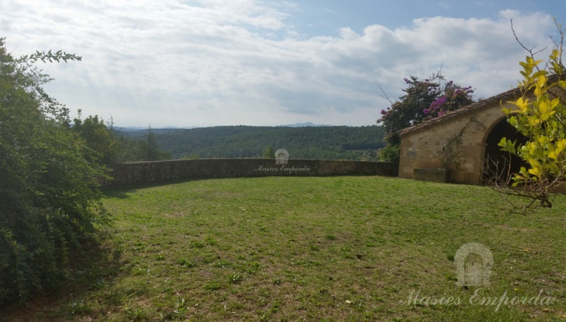 Vista la era de la masía convertido en jardín 