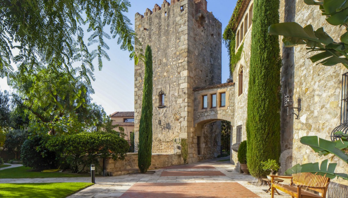 Vista de la fachada de la Masía y de la torre datada en el siglo XV
