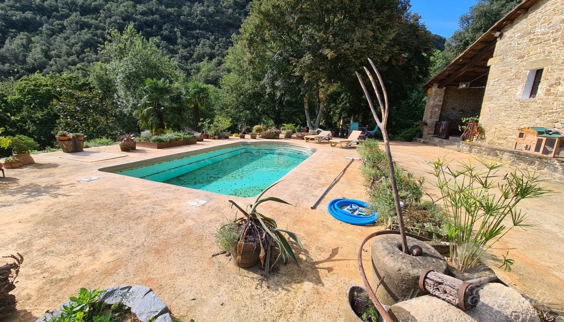 Terrassa de la façana de la casa amb la piscina