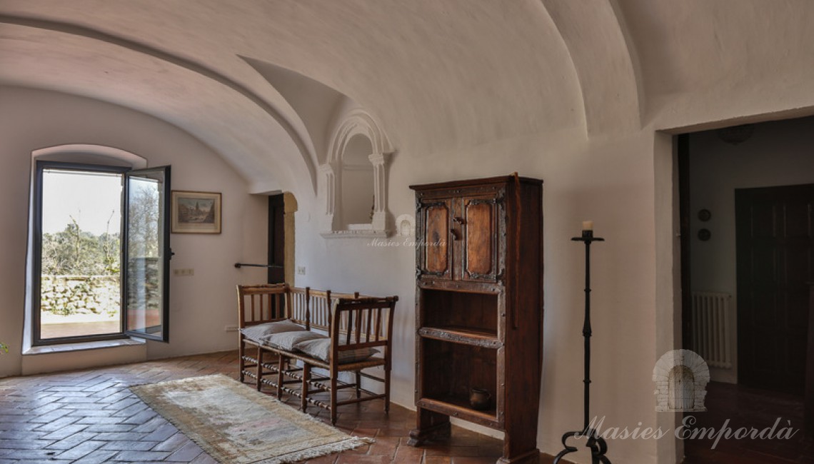 Distribuidor de la casa con salida a terraza con vistas la propiedad