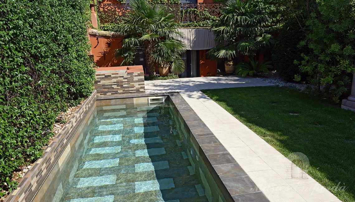 Vistes del jardí, piscina i façana de la casa