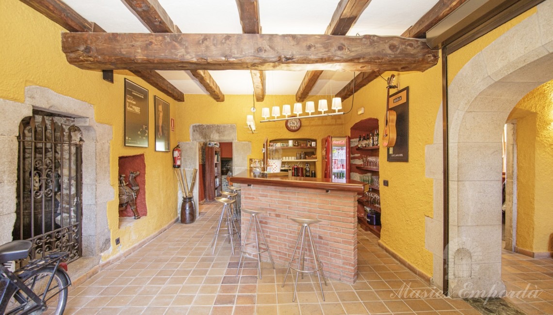 Bar de la planta baixa darrere de l'entrada principal a la masia