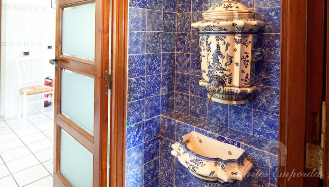 Detalle de fuerte de agua de la cocina 