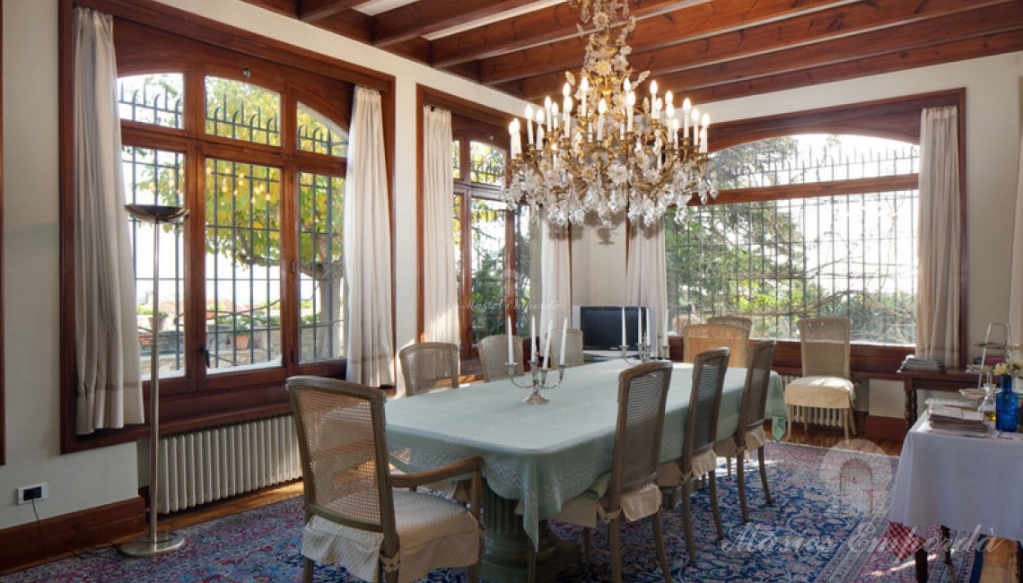 Vista del gran comedor principal de la casa con vistas al jardín 