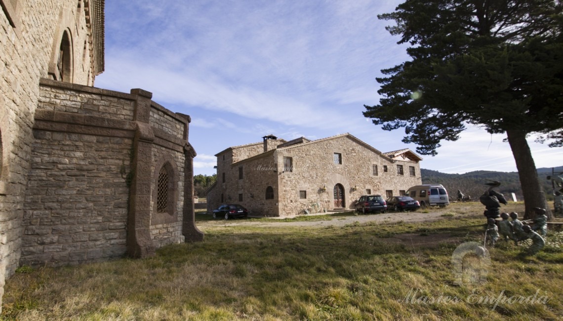 Vistas del castillo y la masía Vistas del castillo y la masía