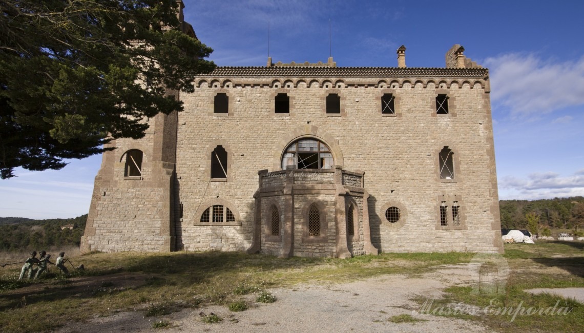 Vistas del castillo y la masía Vistas del castillo y la masía