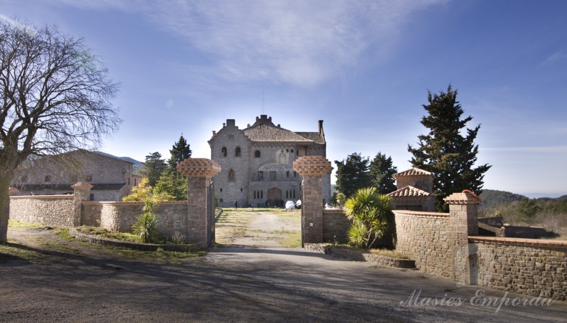 Vistas de la entrada al castillo y la masía Vistas de la entrada al castillo y la masía