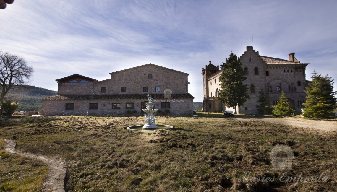 Detalles desde la entrada al castillo y la masía Detalles desde la entrada al castillo y la masía