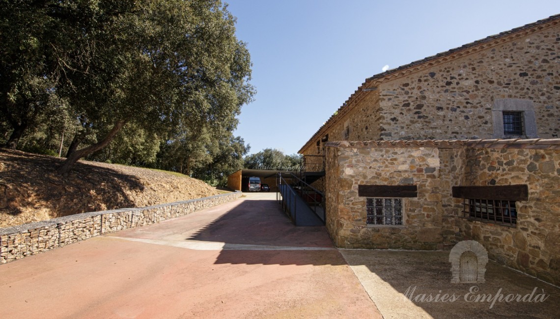 Part posterior de la masia amb els annexos de servei