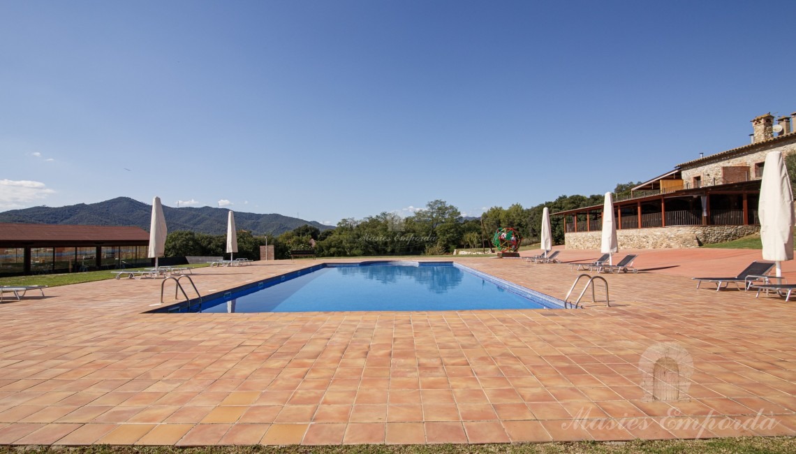 Vistes de la zona de piscina