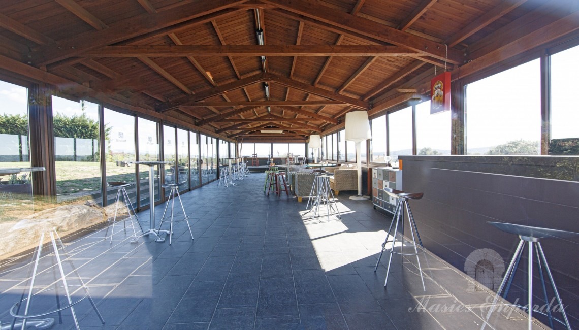 Zona de piscina i annex sala polivalent