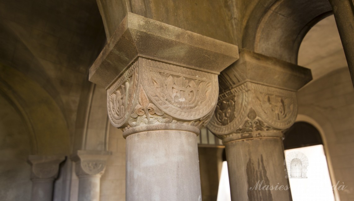 Detalls dels capitells de la columnes de l'interior de l'castell