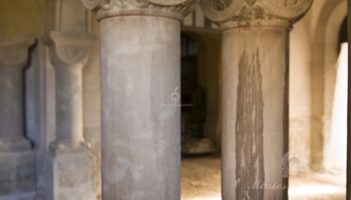 Detalls dels capitells de la columnes de l'interior de l'castell Detalls dels capitells de la columnes de l'interior de l'castell