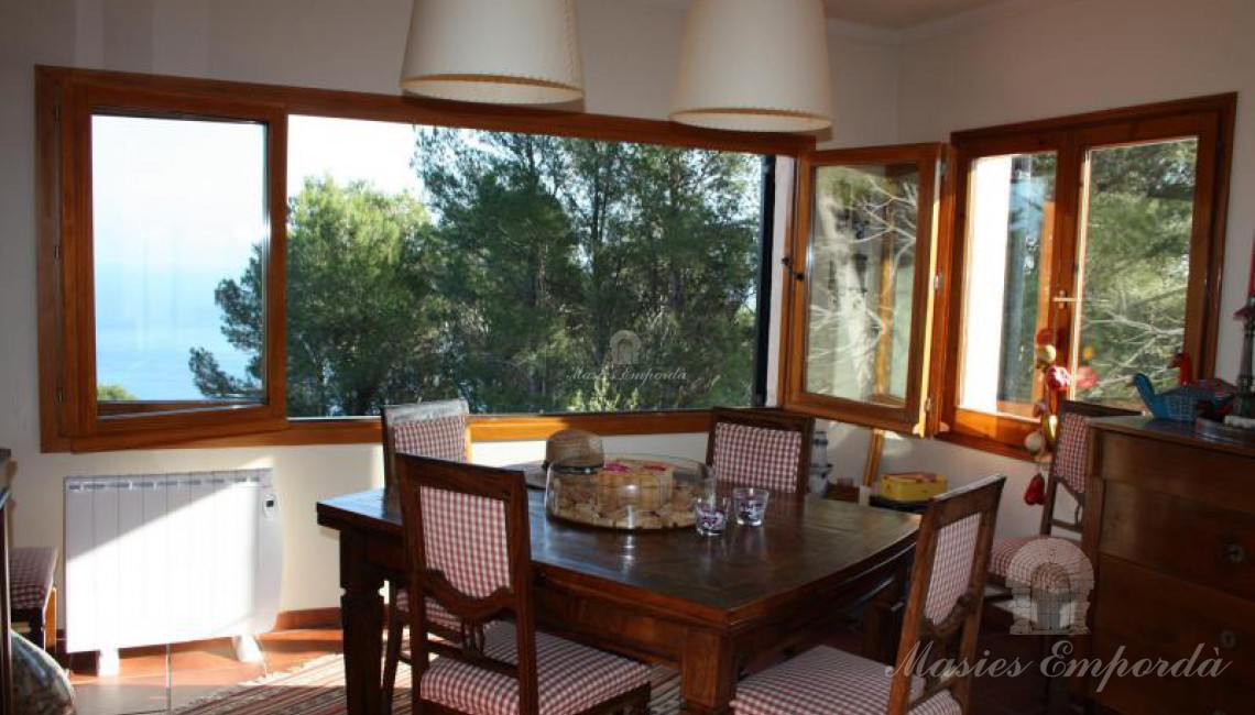 Comedor de diario junto a la cocina con vistas al mar