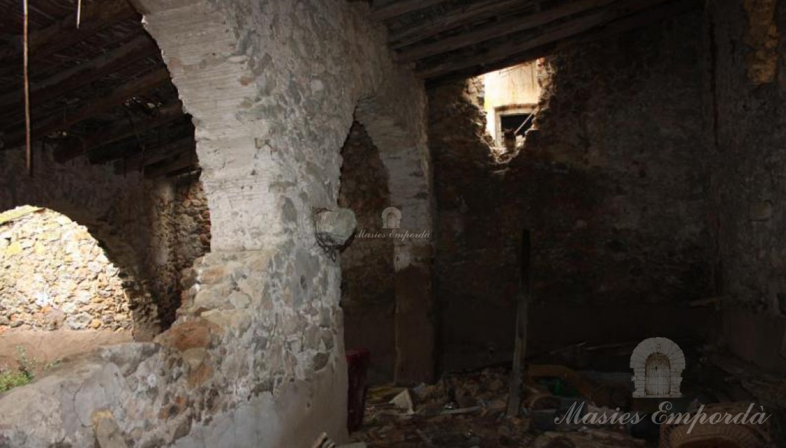 Interior de las cuadras con arco de medio punto