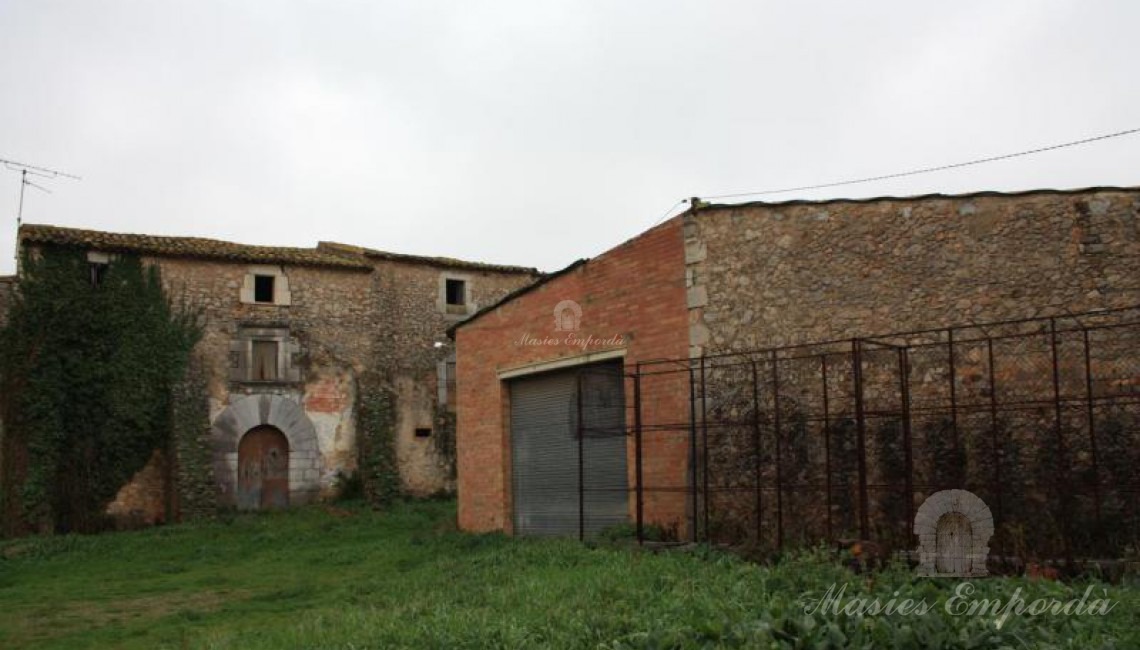 Fachada principal de la entrada de la masía y anexos