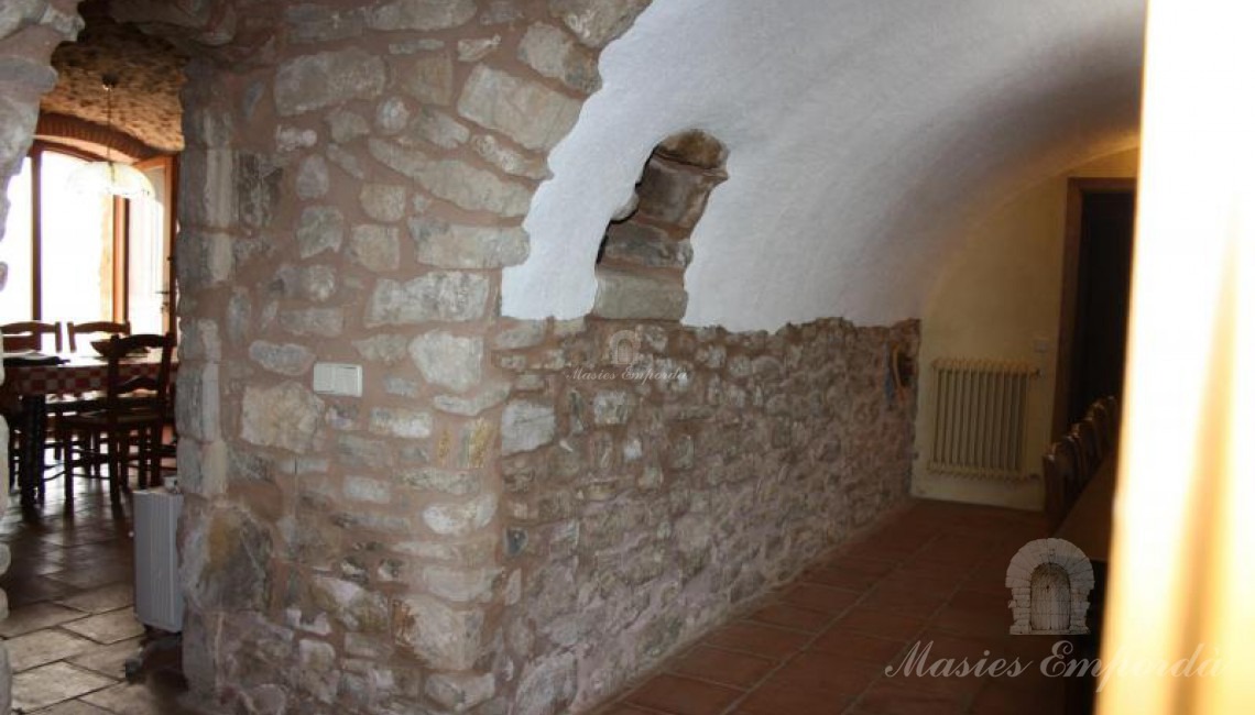 Detalle de pilar del arco del comedor que realiza el soporte de carga de la casa, obsérvense sus dimensiones 