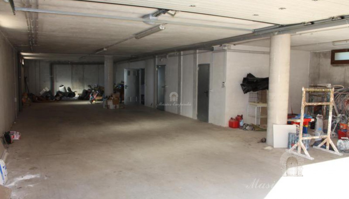 Vista general del garaje en la planta sótano