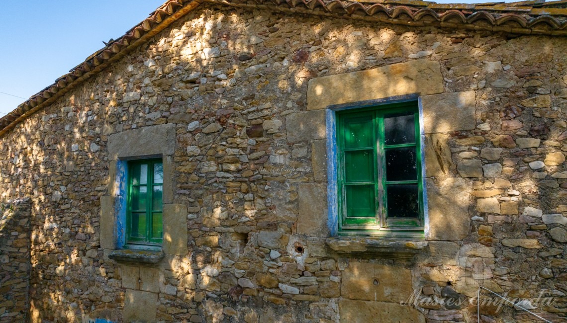 Vista de la façana de la masia