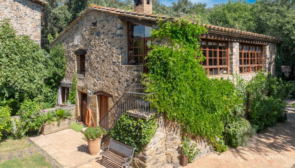 Façana de l'annex a la masia