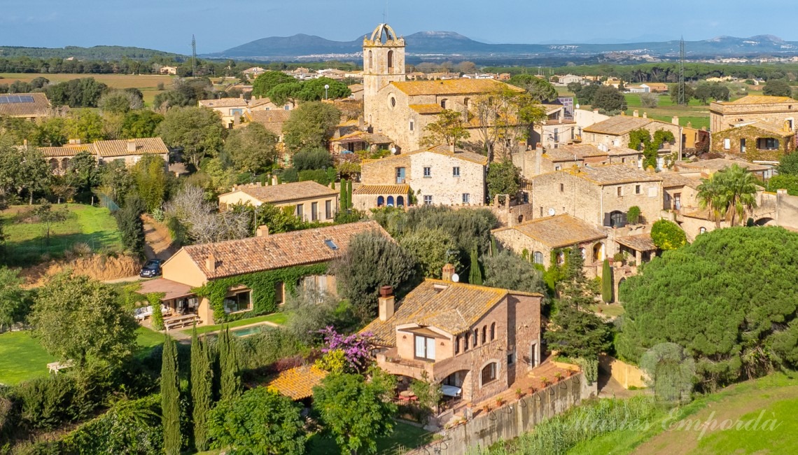 Vistas la casa y el pueblo