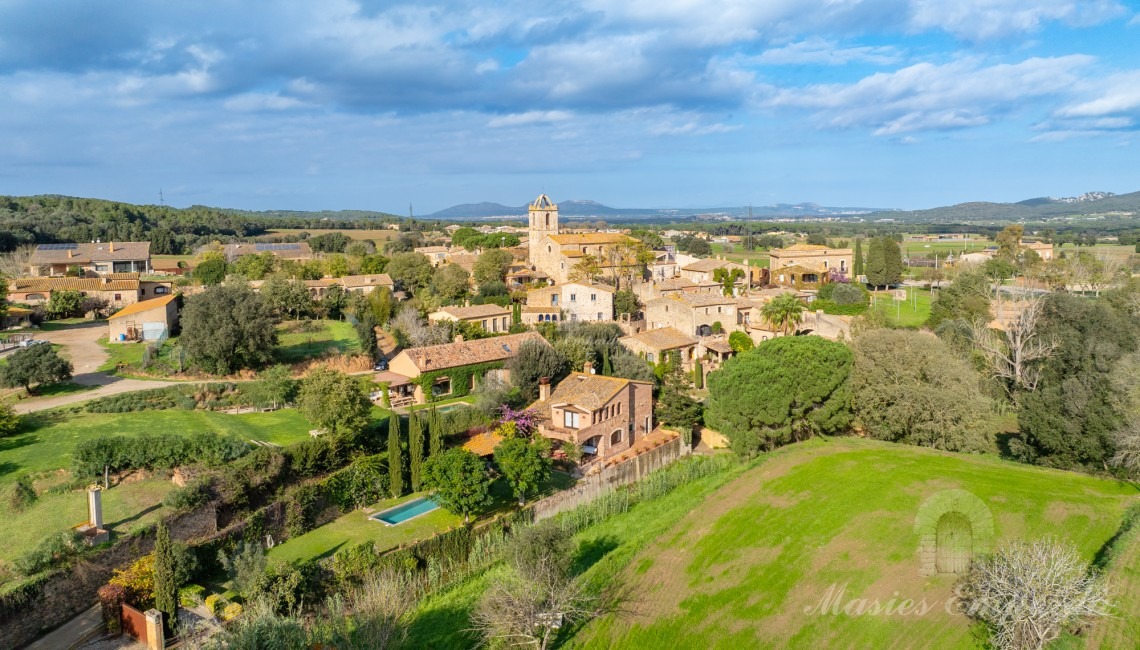 Vistas la casa y el pueblo