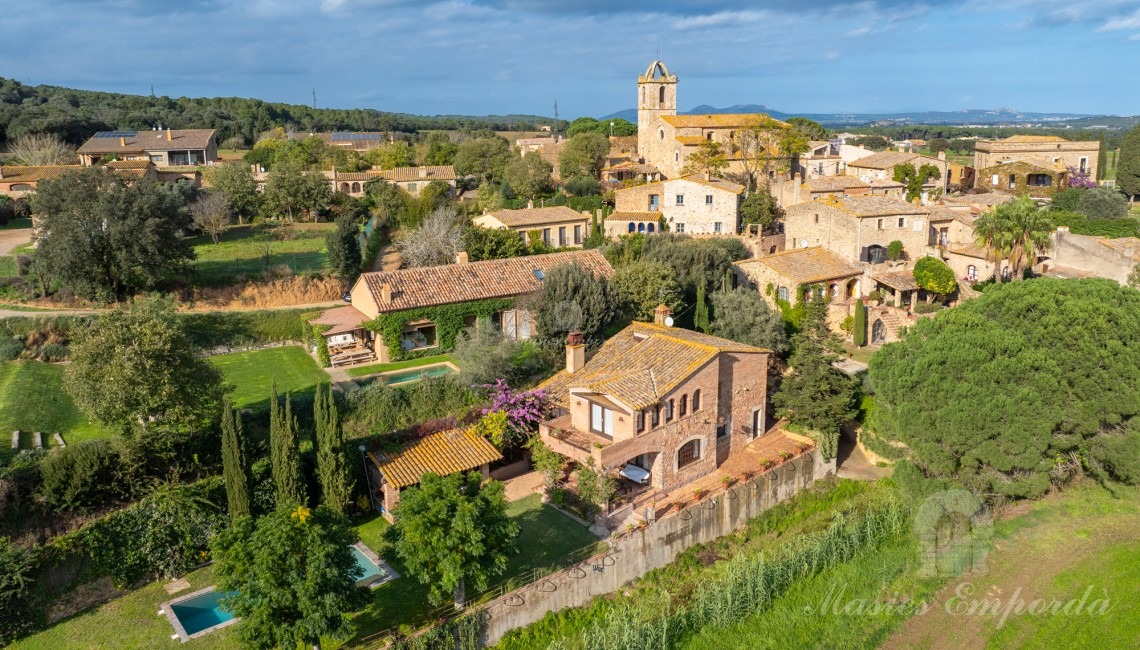 Vistas la casa y el pueblo