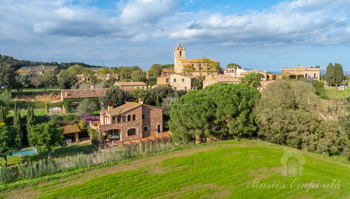 Vistas la casa y el pueblo