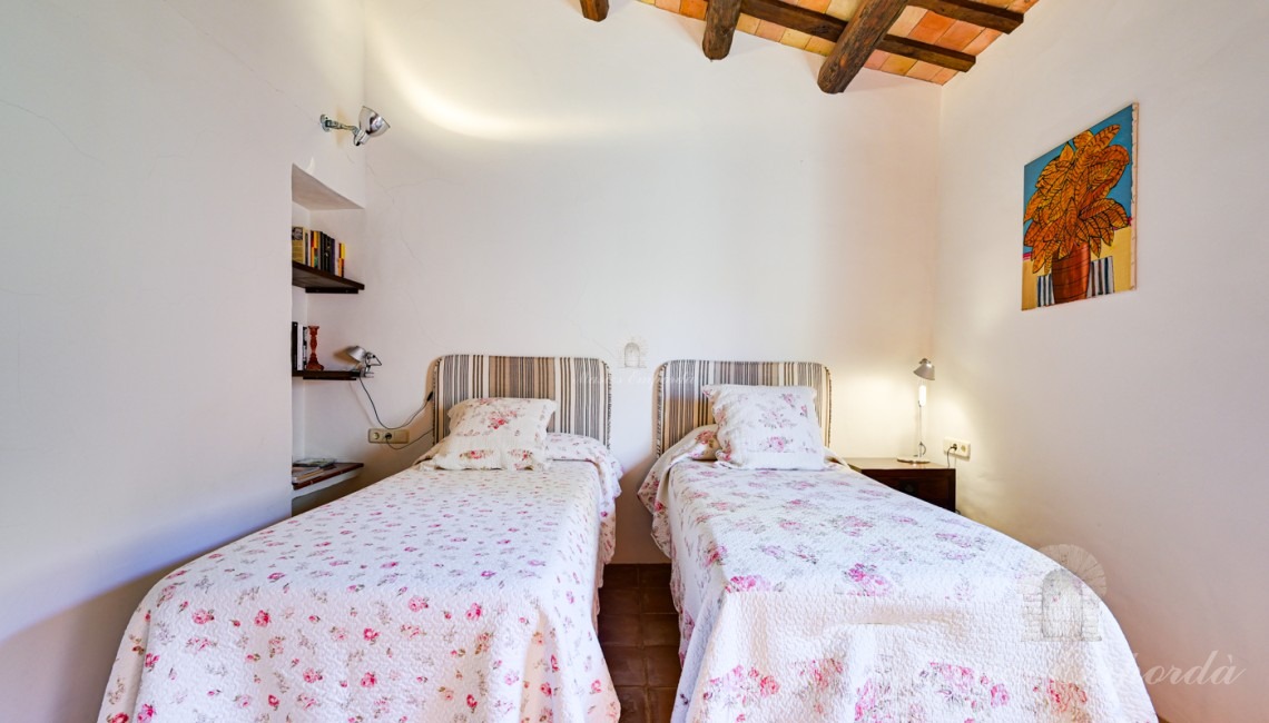 Habitación ubicada en la parte de fachada principal de la segunda planta 