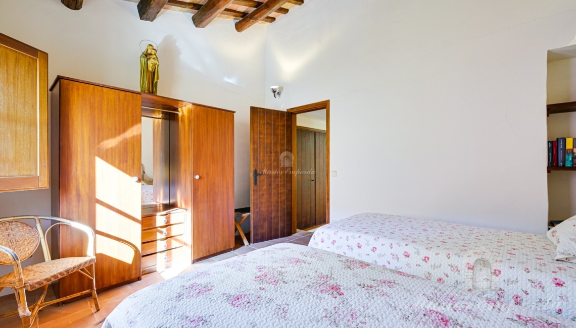 Habitació situada en la part de façana principal de la segona planta